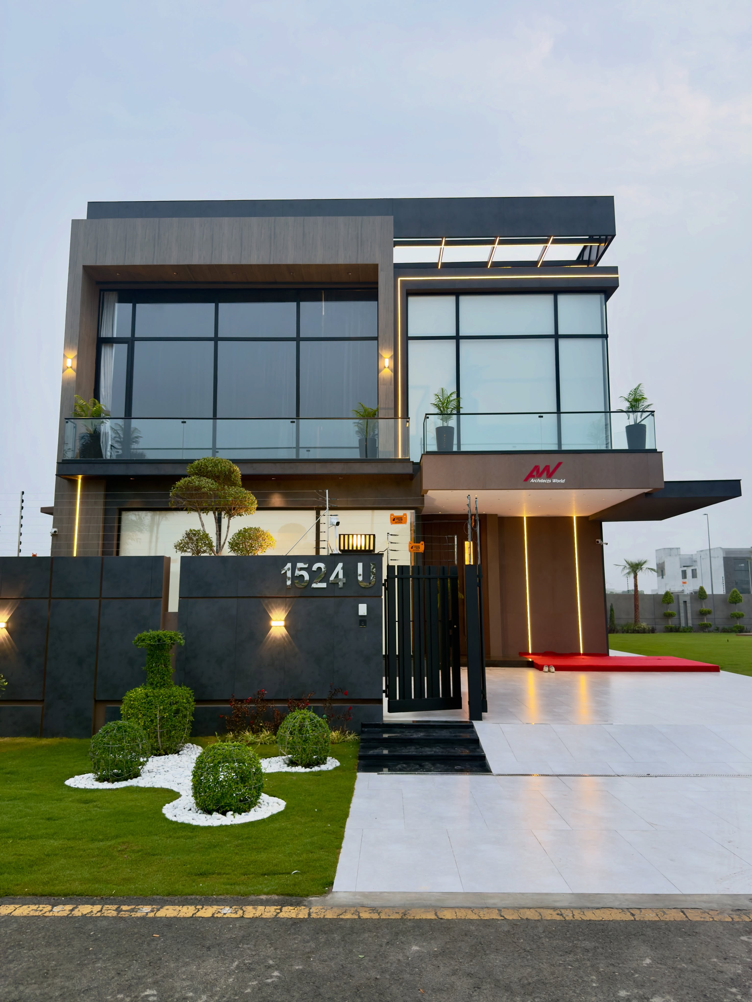 8 Kanal Luxury Farmhouse - Image 1